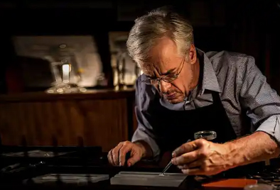 萧邦手表表蒙有划痕如何处理（手表表蒙划痕维修方法总汇）